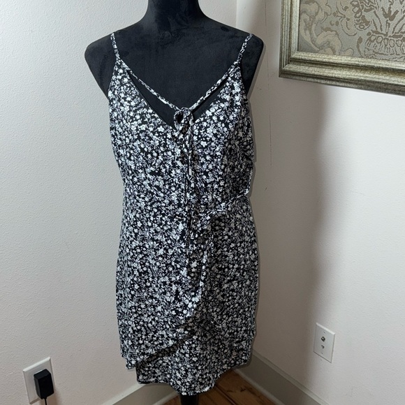 HYFVE black white floral print crossed bodice overlay dress Sz L - Picture 1 of 5